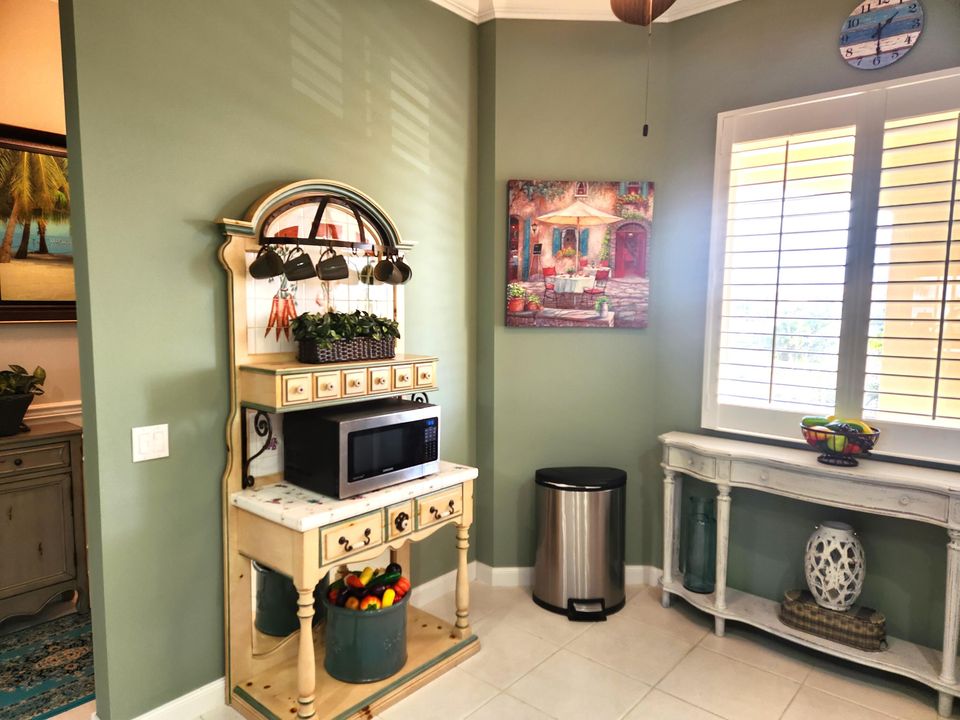 For Sale: $428,000 (2 beds, 2 baths, 1989 Square Feet)