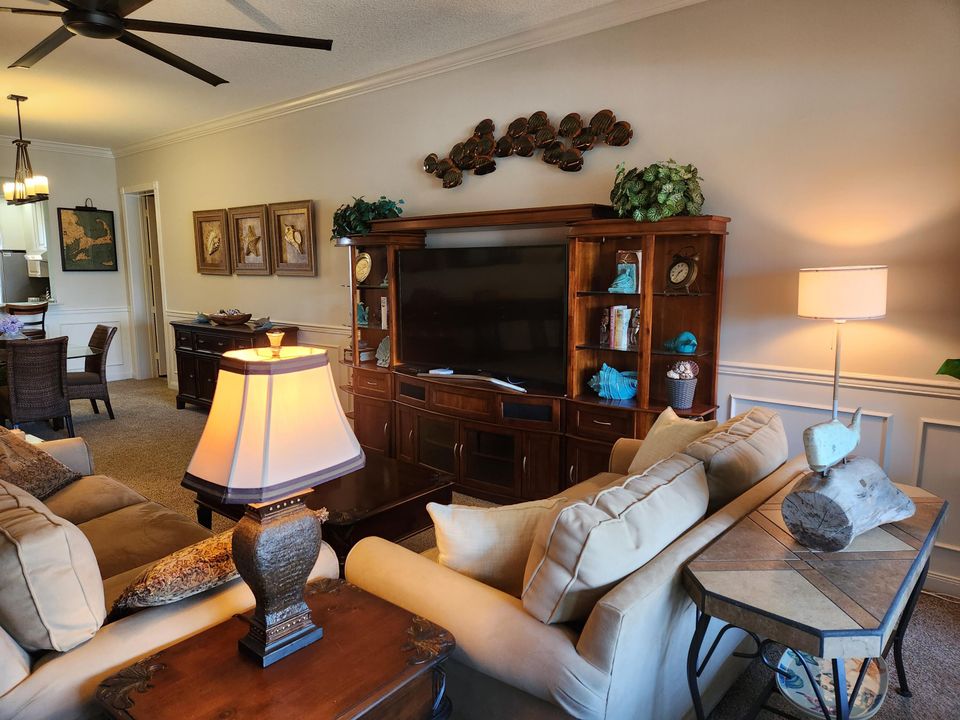 For Sale: $428,000 (2 beds, 2 baths, 1989 Square Feet)