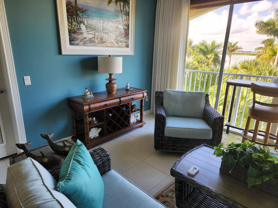 For Sale: $428,000 (2 beds, 2 baths, 1989 Square Feet)