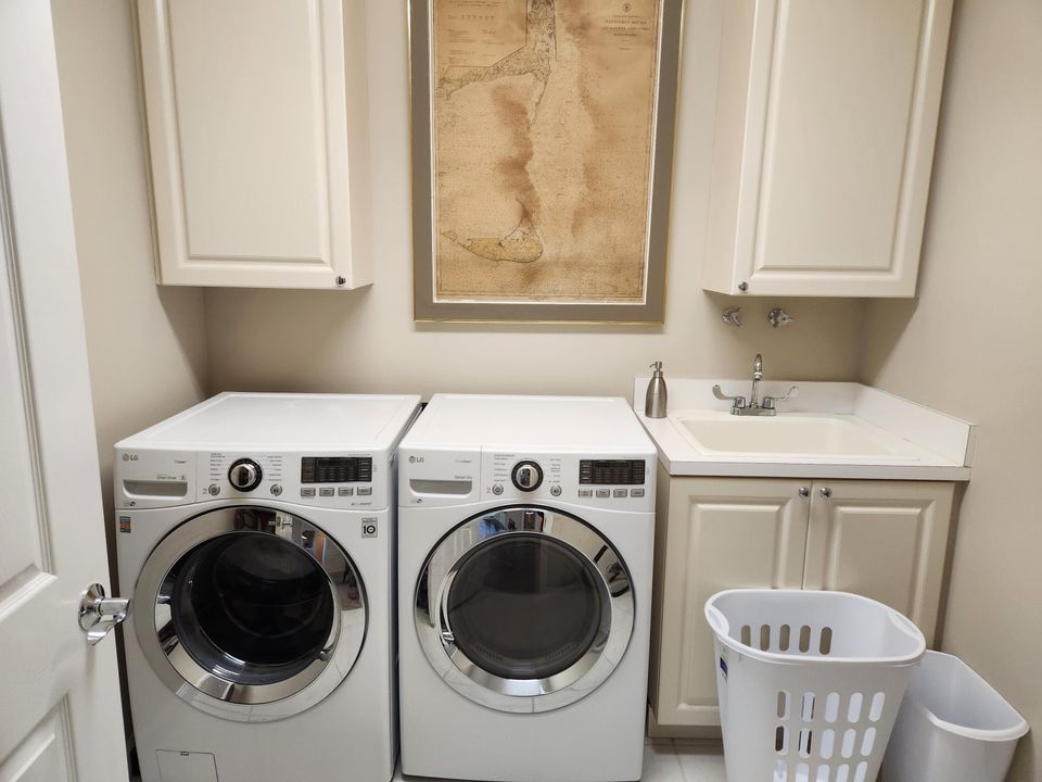 For Sale: $428,000 (2 beds, 2 baths, 1989 Square Feet)