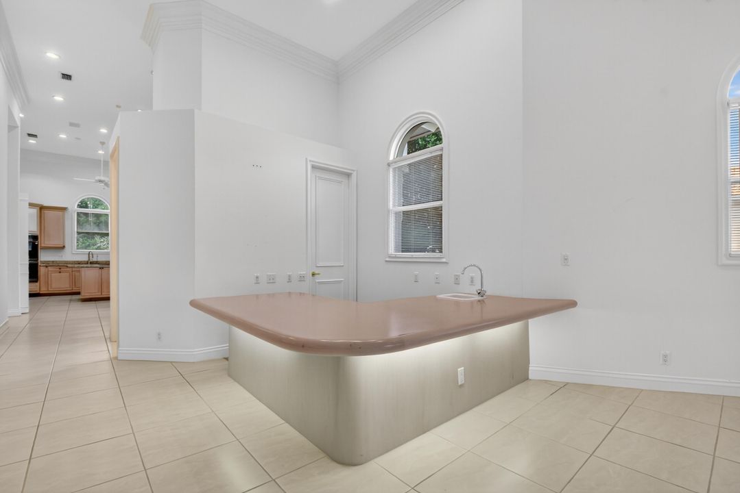 Под контрактом: $1,699,000 (5 спален, 3 ванн, 5019 Квадратных фут)