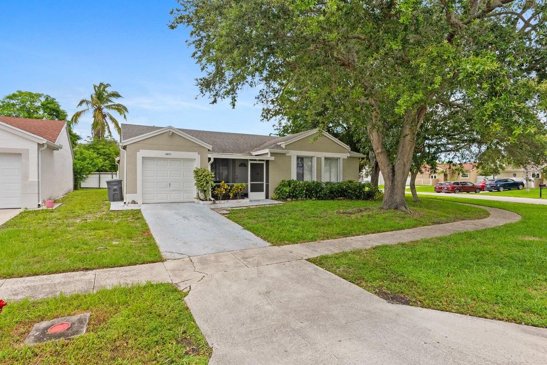 合同活跃: $3,350 (3 贝兹, 2 浴室, 1364 平方英尺)