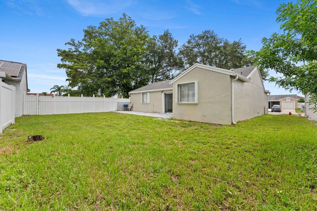 合同活跃: $3,350 (3 贝兹, 2 浴室, 1364 平方英尺)