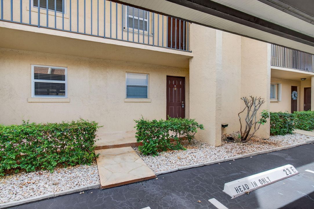 Active With Contract: $275,000 (2 beds, 2 baths, 1096 Square Feet)