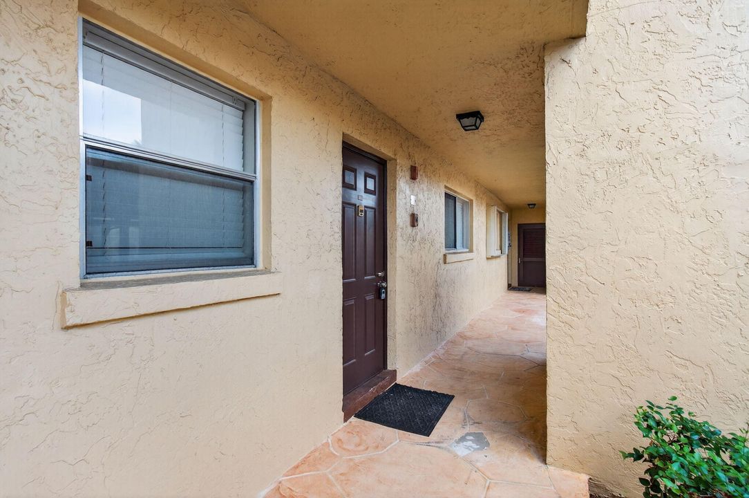 Active With Contract: $275,000 (2 beds, 2 baths, 1096 Square Feet)