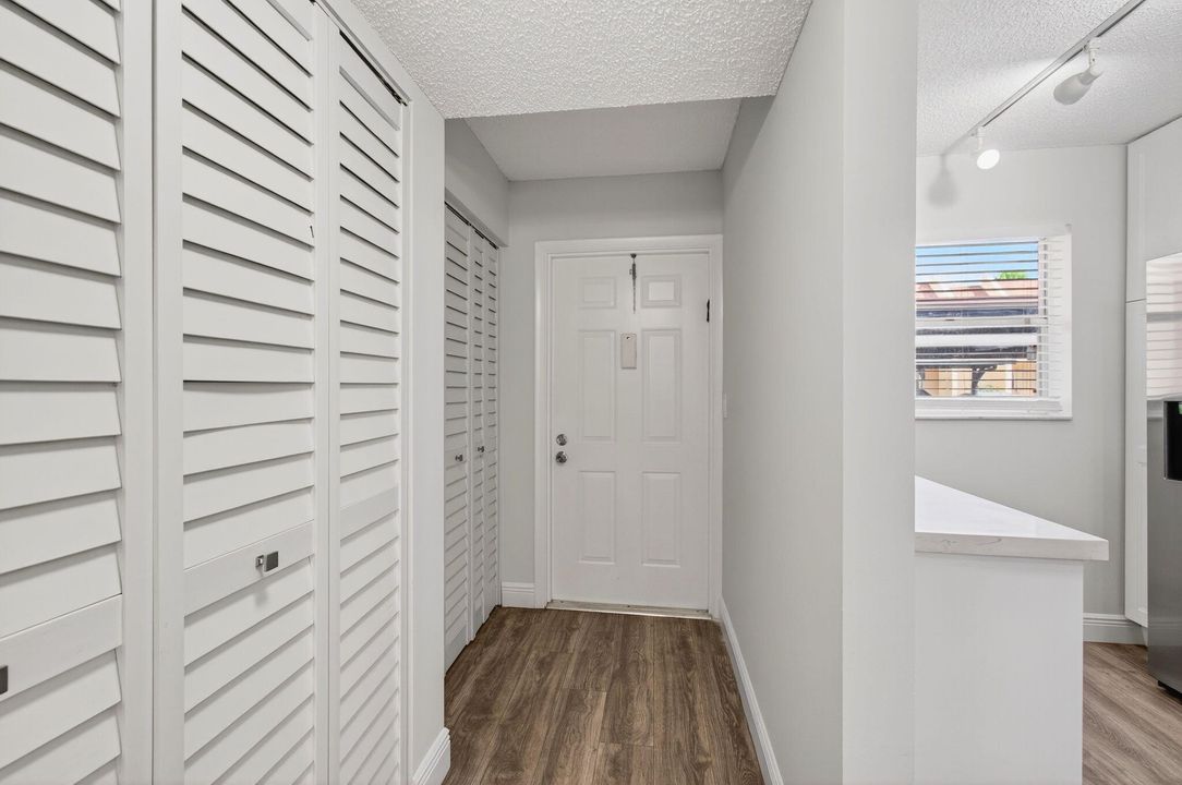 Active With Contract: $275,000 (2 beds, 2 baths, 1096 Square Feet)