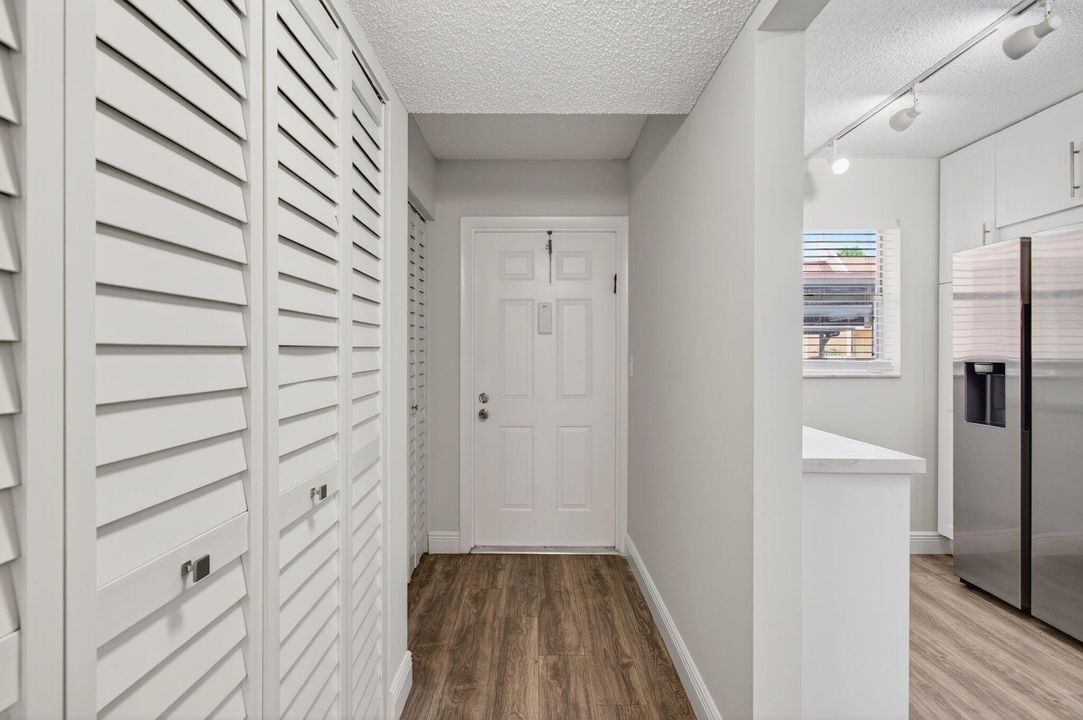 Active With Contract: $275,000 (2 beds, 2 baths, 1096 Square Feet)