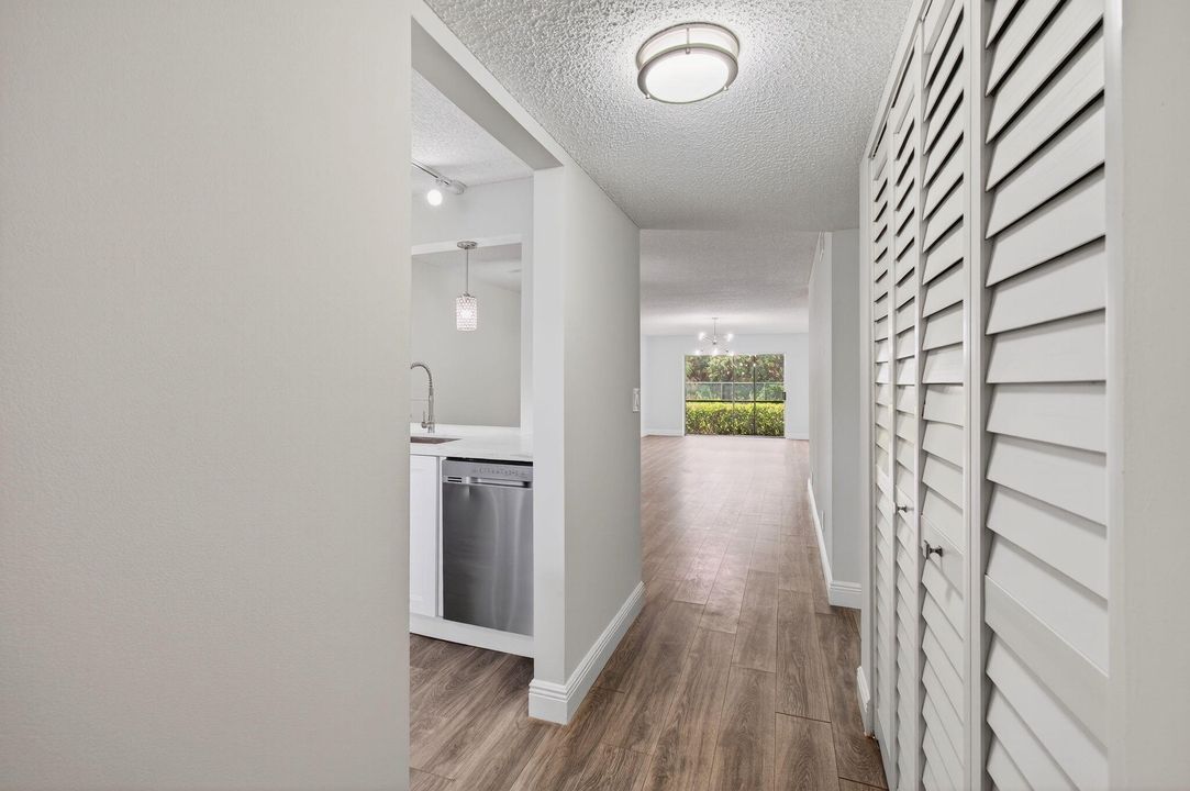 Active With Contract: $275,000 (2 beds, 2 baths, 1096 Square Feet)