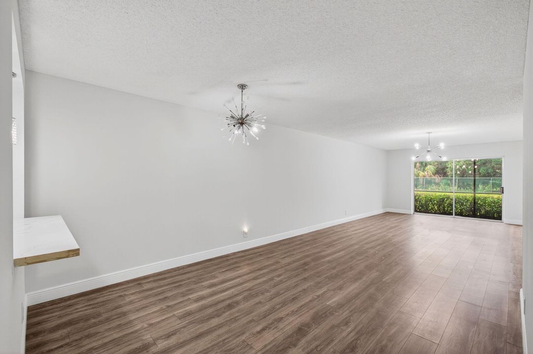 Active With Contract: $275,000 (2 beds, 2 baths, 1096 Square Feet)