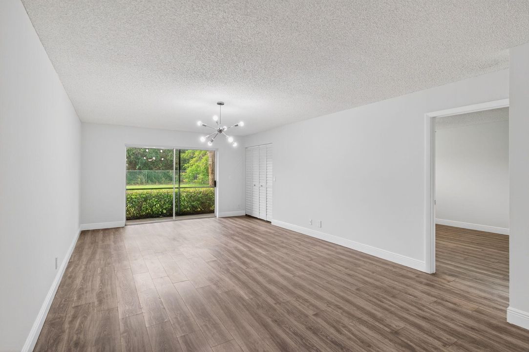 Active With Contract: $275,000 (2 beds, 2 baths, 1096 Square Feet)