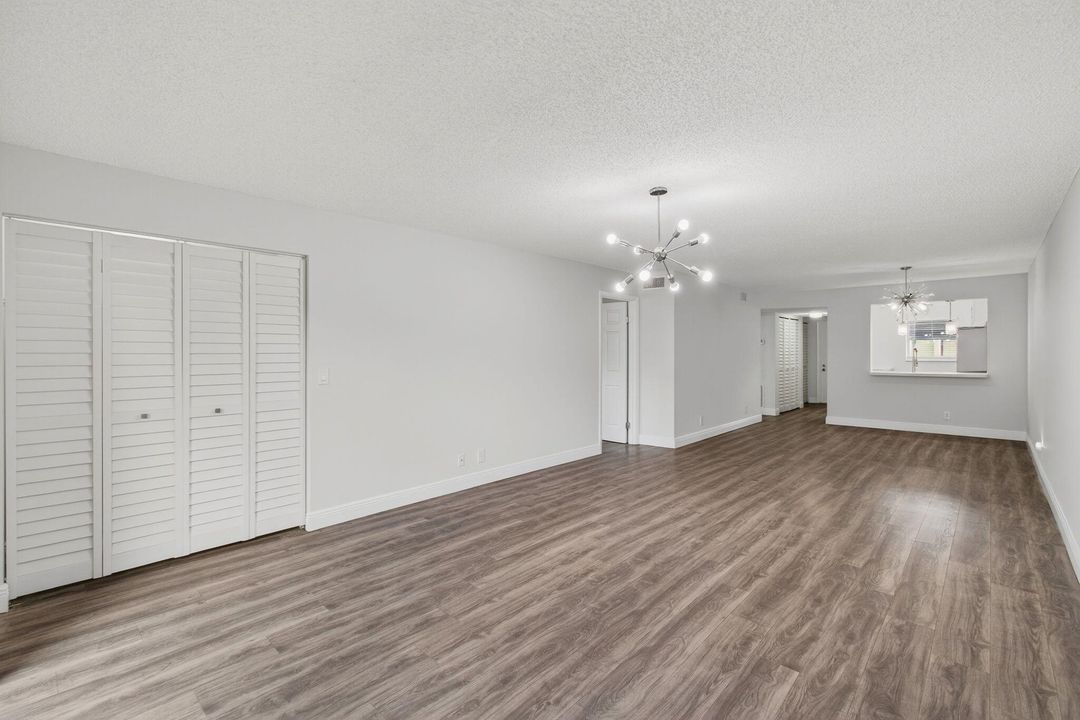 Active With Contract: $275,000 (2 beds, 2 baths, 1096 Square Feet)