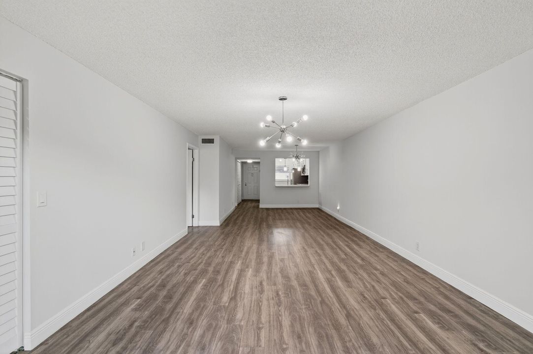 Active With Contract: $275,000 (2 beds, 2 baths, 1096 Square Feet)