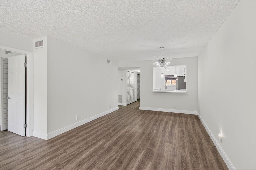 Active With Contract: $275,000 (2 beds, 2 baths, 1096 Square Feet)