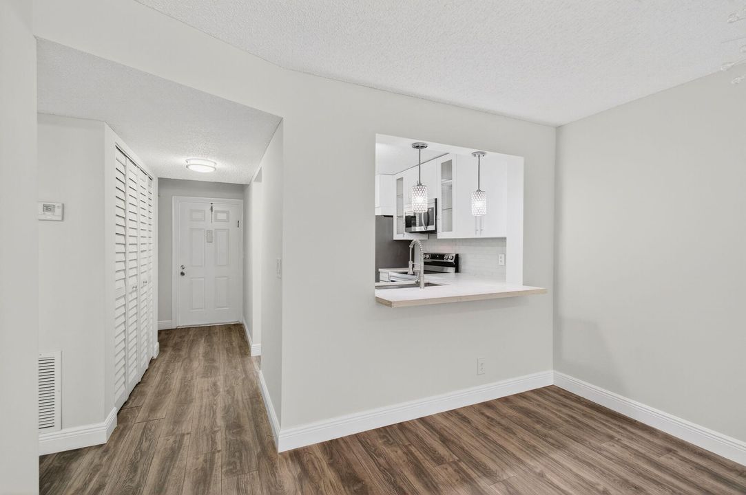 Active With Contract: $275,000 (2 beds, 2 baths, 1096 Square Feet)