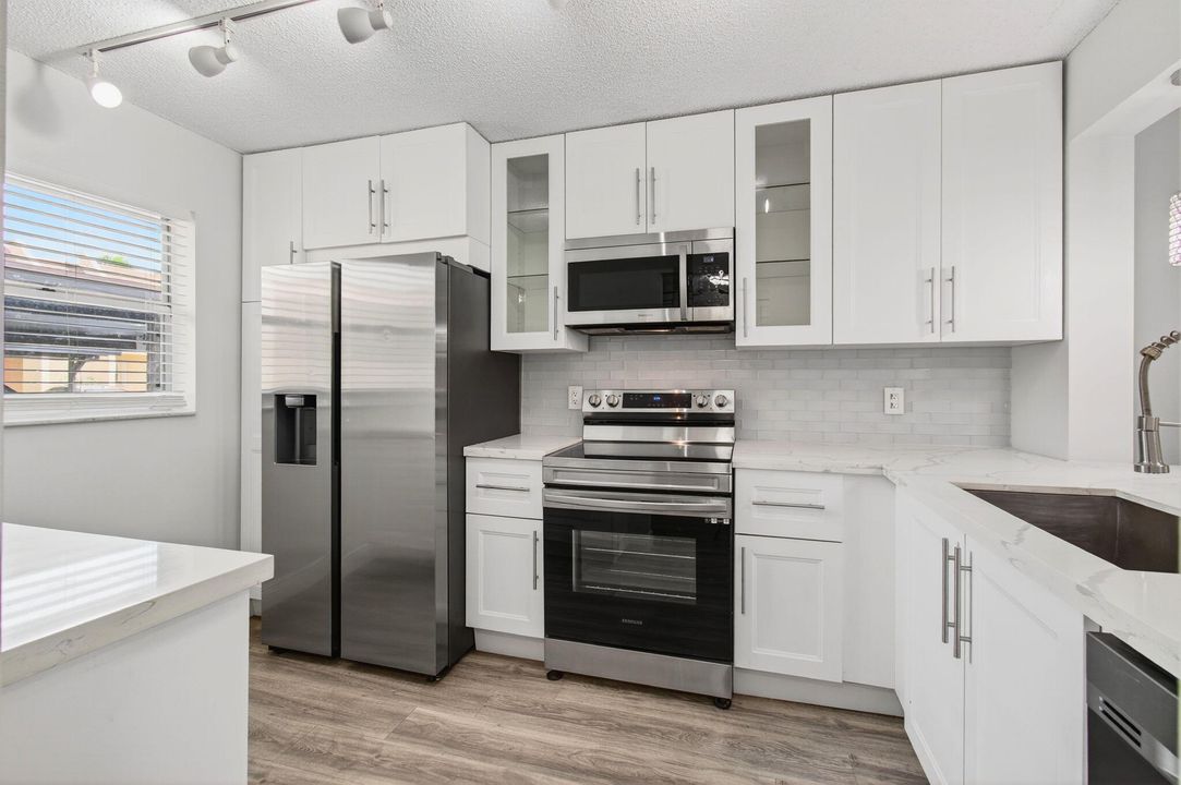 Active With Contract: $275,000 (2 beds, 2 baths, 1096 Square Feet)