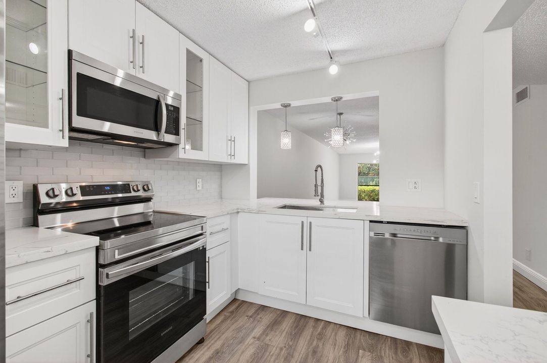 Active With Contract: $275,000 (2 beds, 2 baths, 1096 Square Feet)