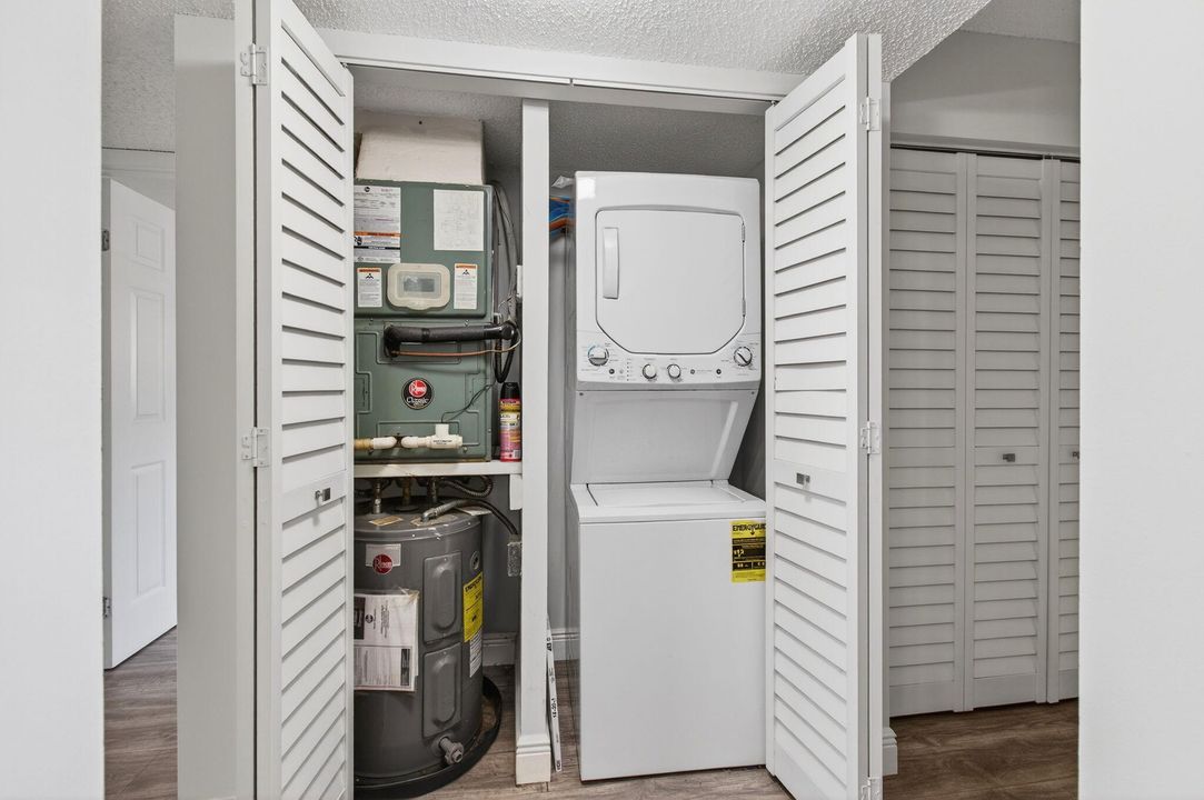 Active With Contract: $275,000 (2 beds, 2 baths, 1096 Square Feet)