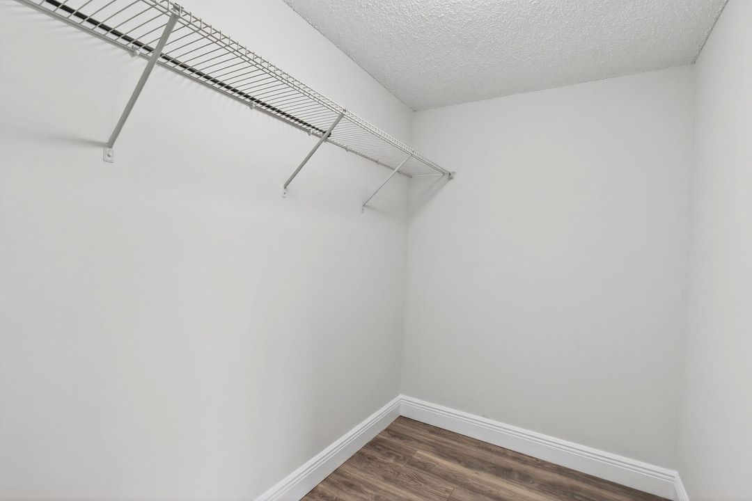 Active With Contract: $275,000 (2 beds, 2 baths, 1096 Square Feet)