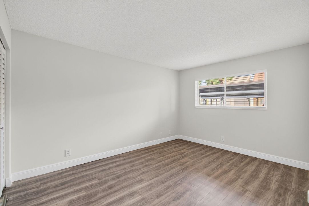 Active With Contract: $275,000 (2 beds, 2 baths, 1096 Square Feet)