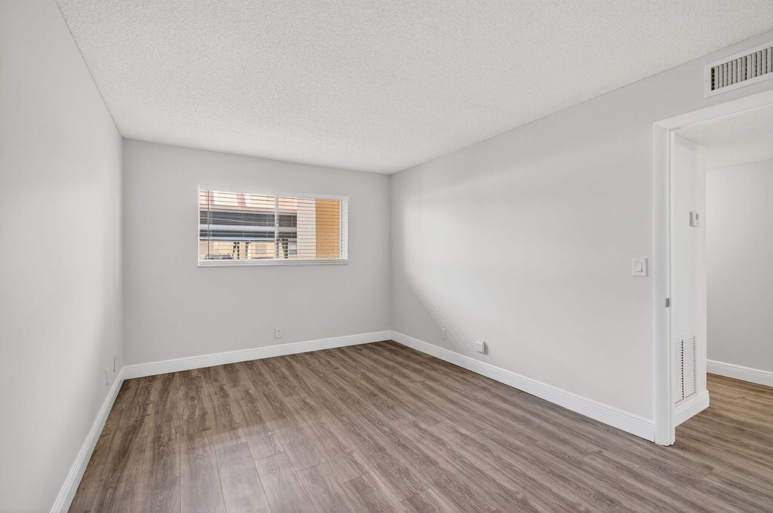 Active With Contract: $275,000 (2 beds, 2 baths, 1096 Square Feet)