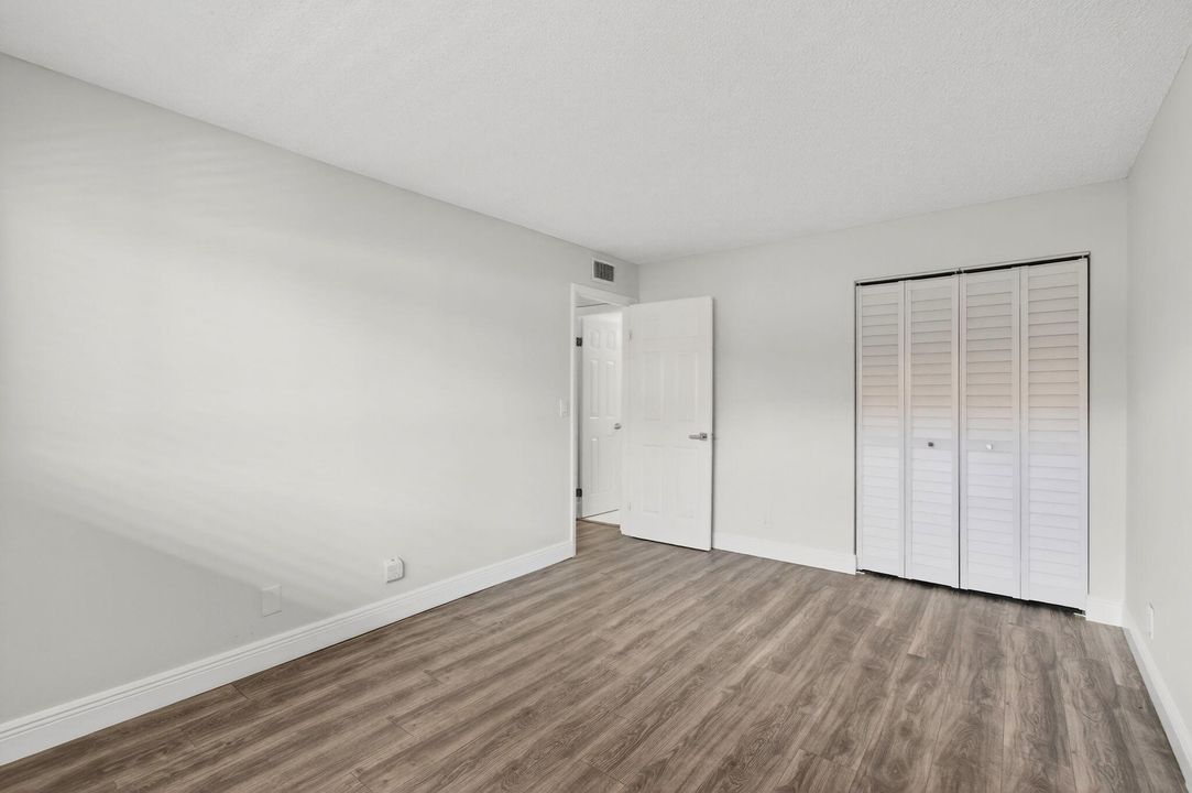 Active With Contract: $275,000 (2 beds, 2 baths, 1096 Square Feet)