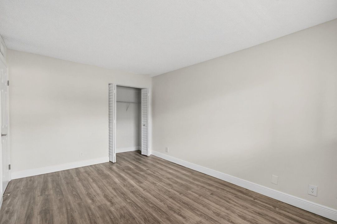 Active With Contract: $275,000 (2 beds, 2 baths, 1096 Square Feet)