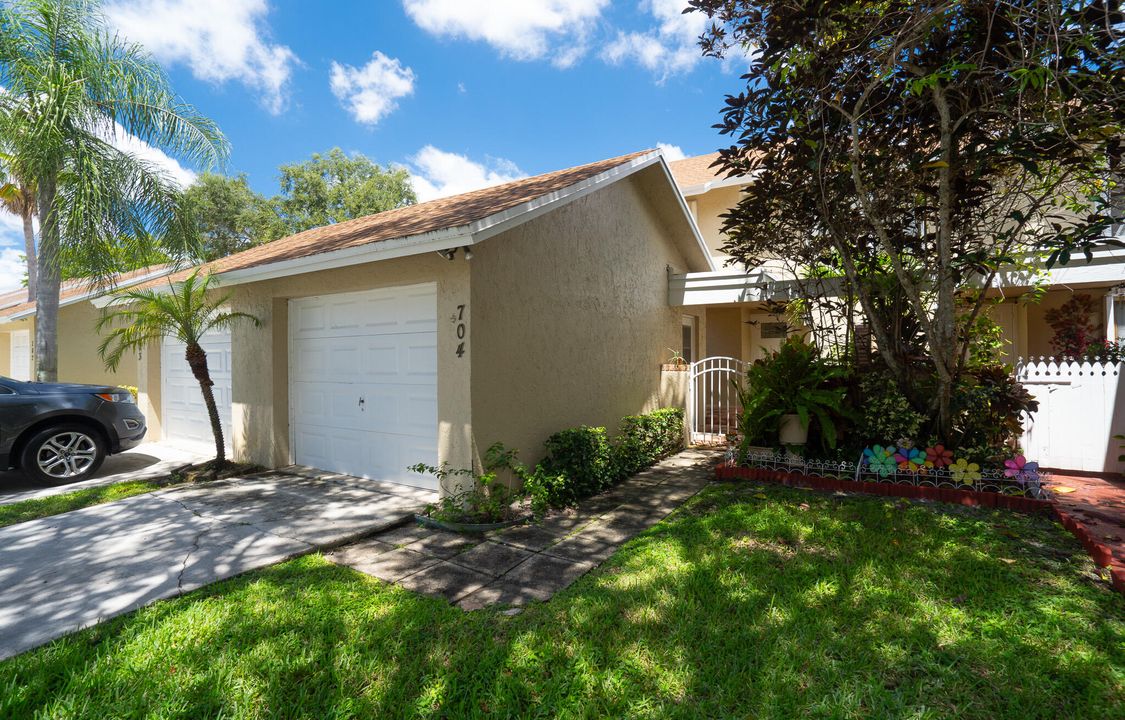 На продажу: $369,900 (2 спален, 2 ванн, 1632 Квадратных фут)