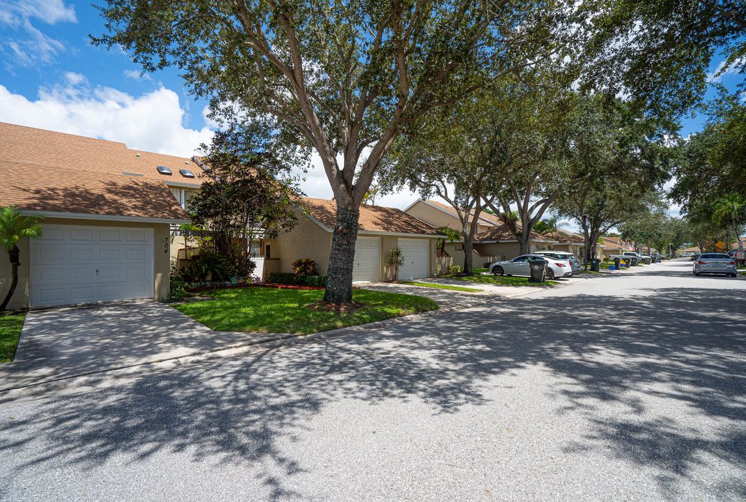 На продажу: $369,900 (2 спален, 2 ванн, 1632 Квадратных фут)