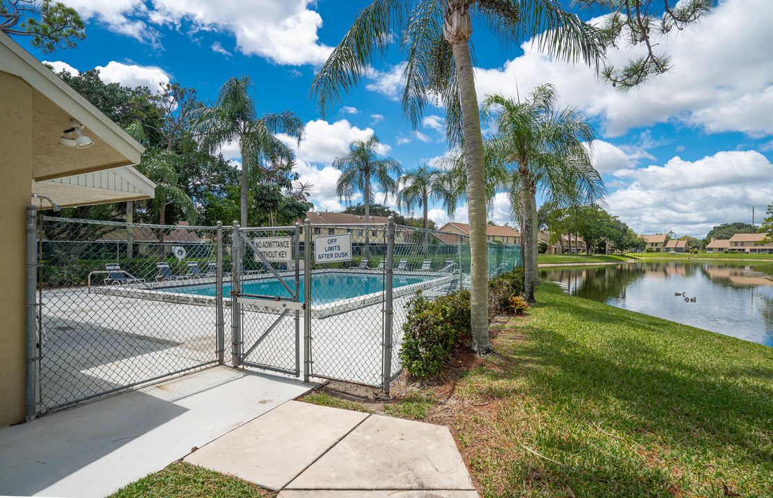 На продажу: $369,900 (2 спален, 2 ванн, 1632 Квадратных фут)