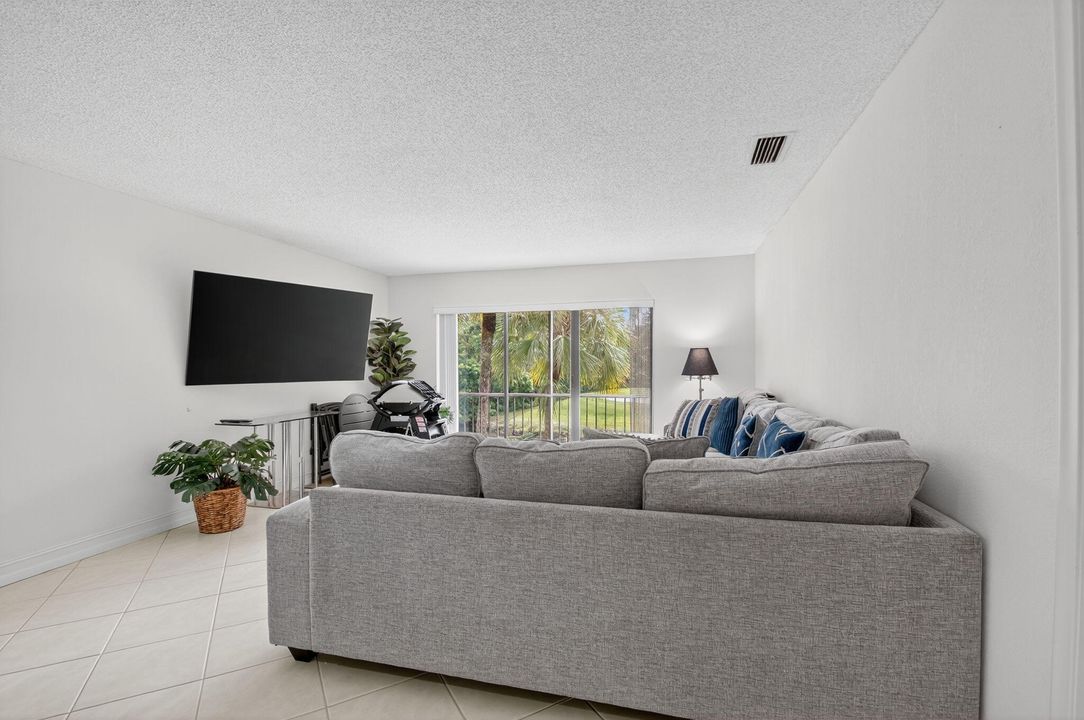 Active With Contract: $3,500 (2 beds, 2 baths, 1216 Square Feet)