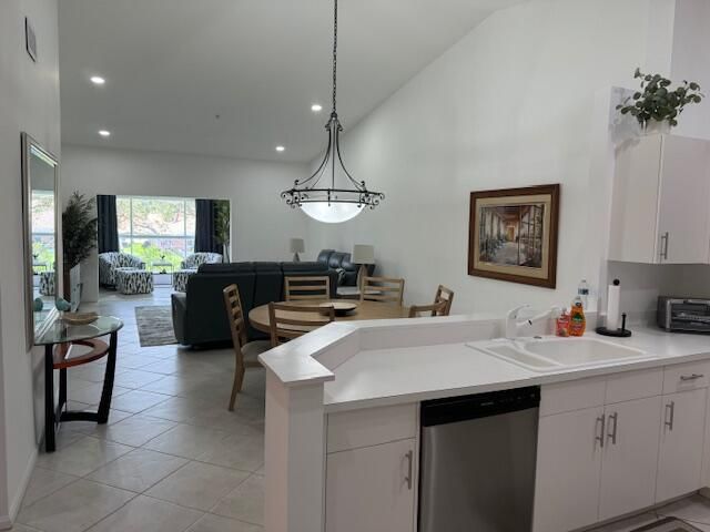 合同活跃: $4,500 (3 贝兹, 2 浴室, 1813 平方英尺)