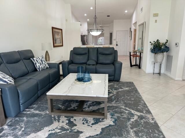 合同活跃: $4,500 (3 贝兹, 2 浴室, 1813 平方英尺)