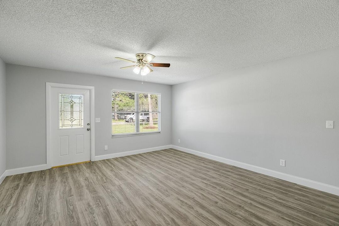 Activo con contrato: $315,000 (3 camas, 2 baños, 1407 Pies cuadrados)