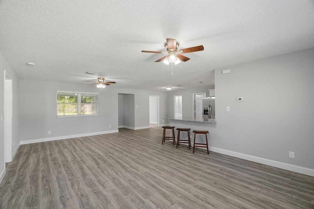 Activo con contrato: $315,000 (3 camas, 2 baños, 1407 Pies cuadrados)