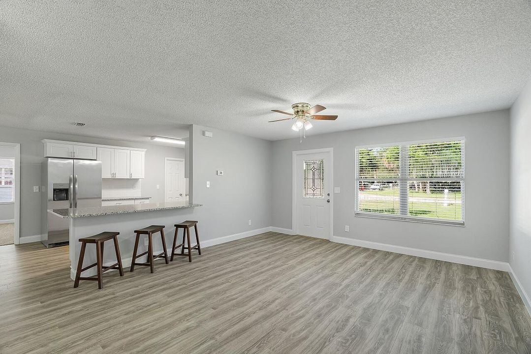 Activo con contrato: $315,000 (3 camas, 2 baños, 1407 Pies cuadrados)