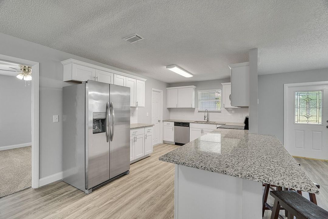 Activo con contrato: $315,000 (3 camas, 2 baños, 1407 Pies cuadrados)