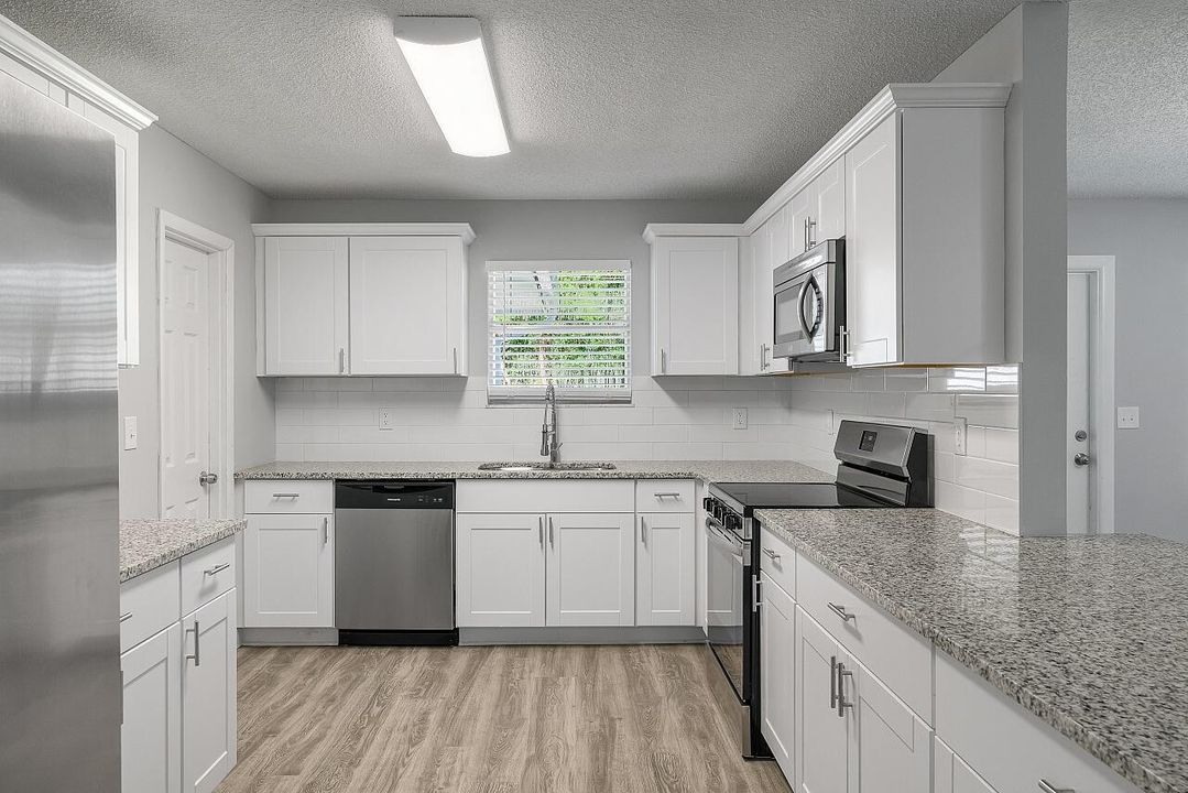 Activo con contrato: $315,000 (3 camas, 2 baños, 1407 Pies cuadrados)