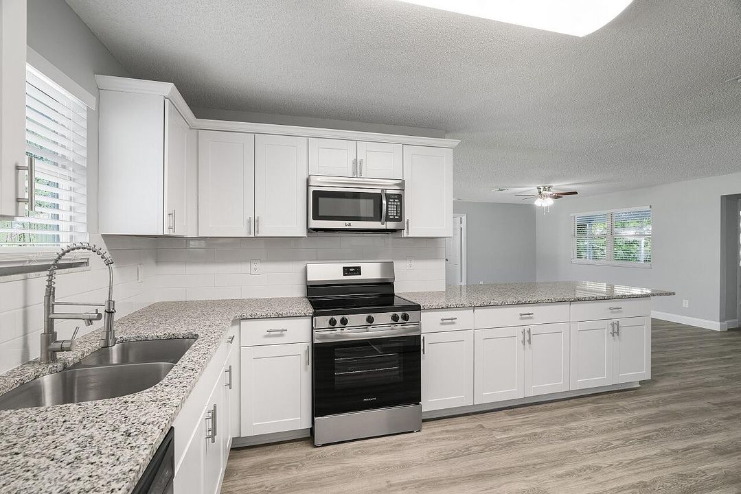 Activo con contrato: $315,000 (3 camas, 2 baños, 1407 Pies cuadrados)