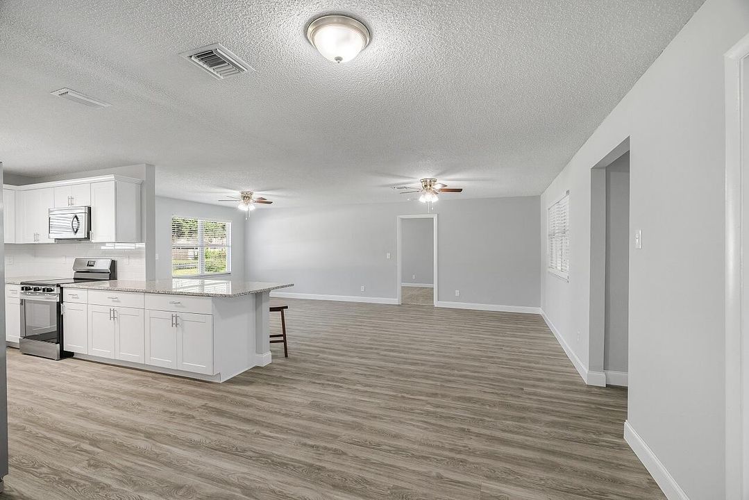 Activo con contrato: $315,000 (3 camas, 2 baños, 1407 Pies cuadrados)