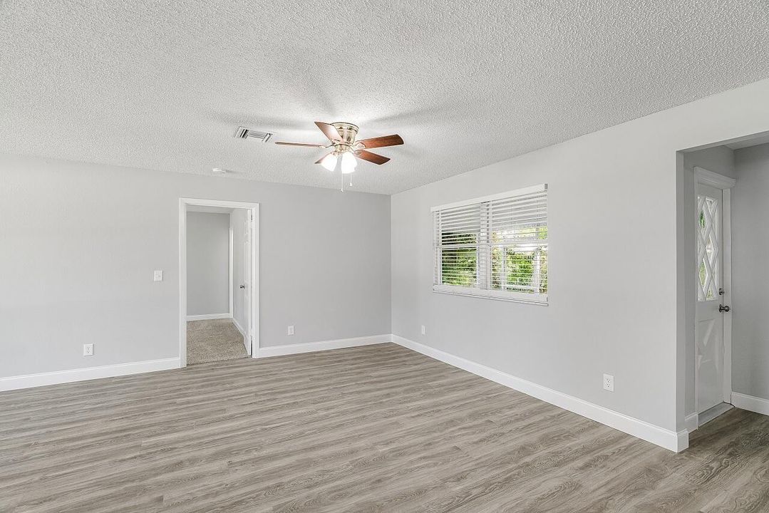 Activo con contrato: $315,000 (3 camas, 2 baños, 1407 Pies cuadrados)