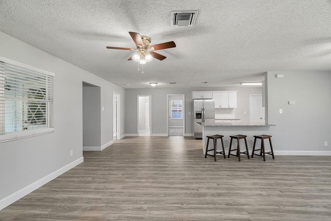 Activo con contrato: $315,000 (3 camas, 2 baños, 1407 Pies cuadrados)