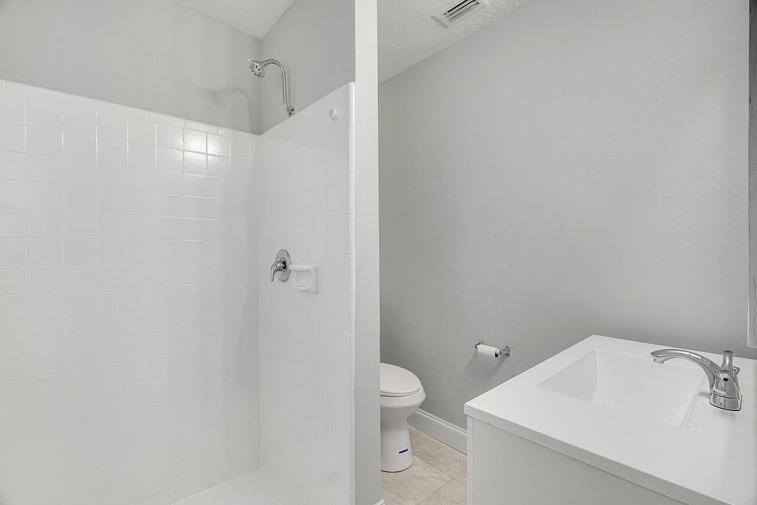 Activo con contrato: $315,000 (3 camas, 2 baños, 1407 Pies cuadrados)