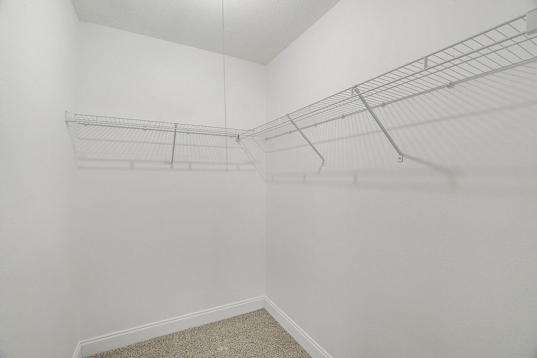 Activo con contrato: $315,000 (3 camas, 2 baños, 1407 Pies cuadrados)