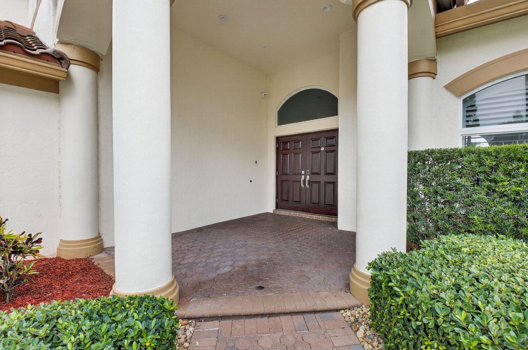 Active With Contract: $999,999 (4 beds, 3 baths, 2935 Square Feet)