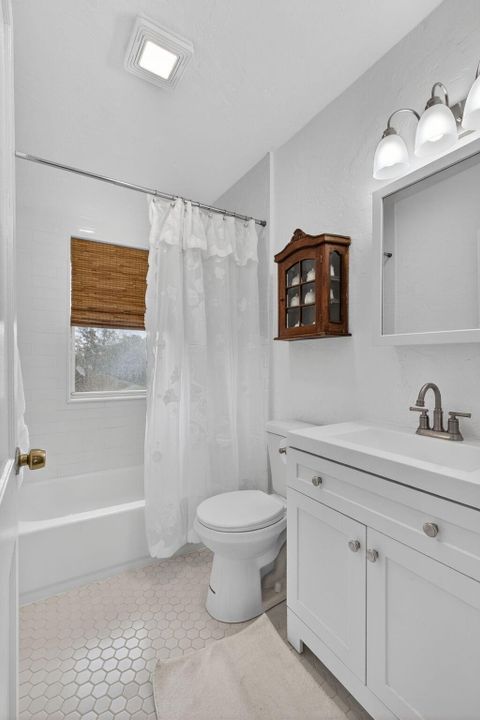 Active With Contract: $529,000 (3 beds, 1 baths, 1304 Square Feet)