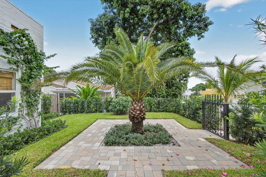 Active With Contract: $529,000 (3 beds, 1 baths, 1304 Square Feet)