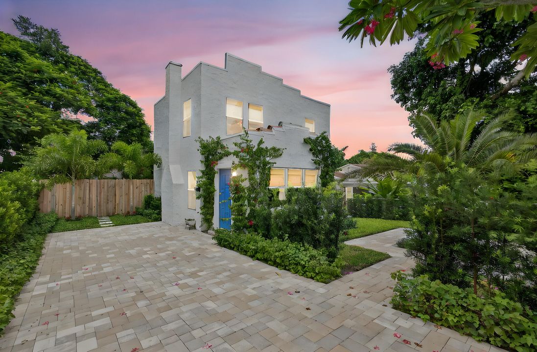 Active With Contract: $529,000 (3 beds, 1 baths, 1304 Square Feet)