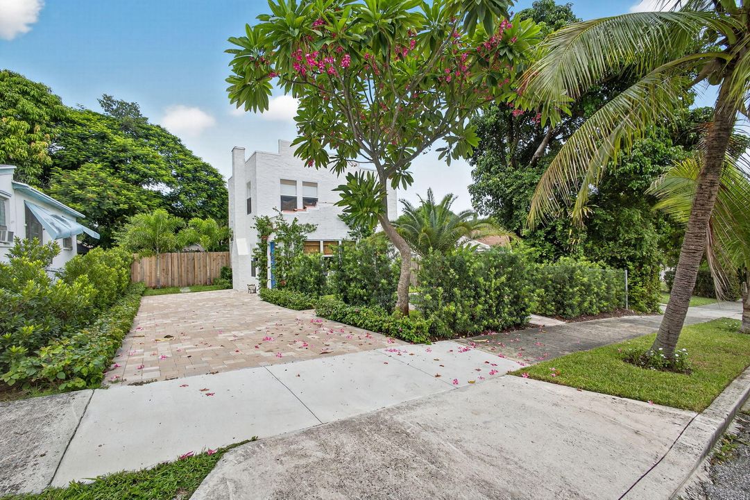 Active With Contract: $529,000 (3 beds, 1 baths, 1304 Square Feet)