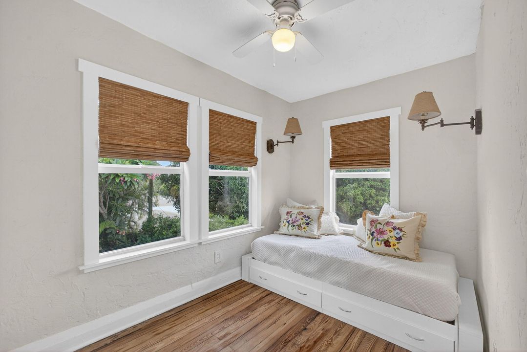 Active With Contract: $529,000 (3 beds, 1 baths, 1304 Square Feet)