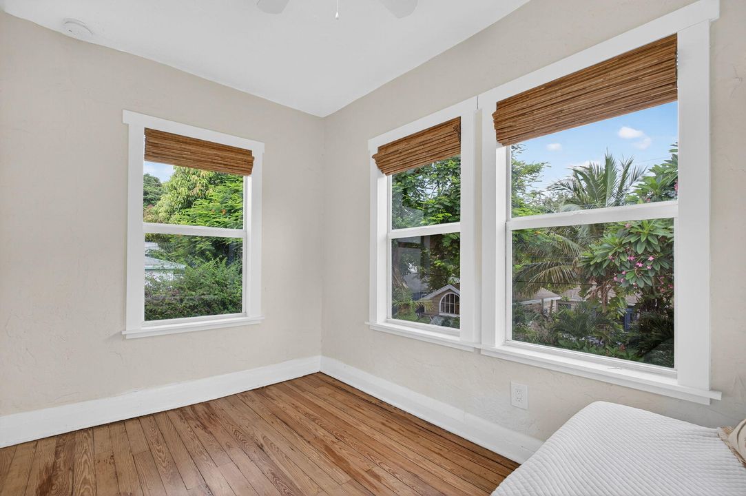 Active With Contract: $529,000 (3 beds, 1 baths, 1304 Square Feet)